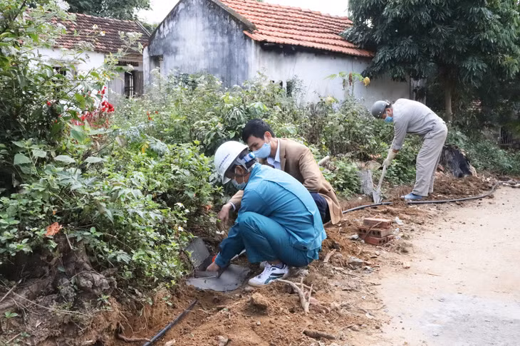 Xí nghiệp nước Quảng Yên đấu nối đường dây, đồng hồ đo nước cho người dân thôn Hòa Tháp, phường Đông Mai, TX Quảng Yên.