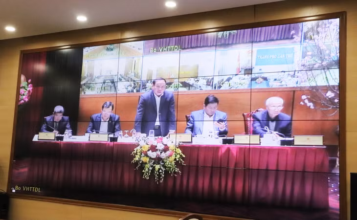 Đồng chí Nguyễn Văn Hùng, Bộ trưởng Bộ Văn hóa, Thể thao và Du lịch phát biểu tại hội nghị.