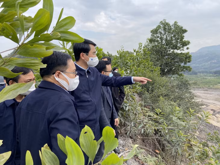 Đồng chí Phạm Văn Thành, Phó Chủ tịch UBND tỉnh kiểm tra khu vực hố chứa rác của Trung tâm xử lý chất thải rắn.