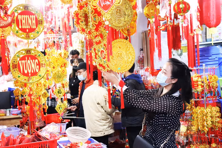 Theo quan sát của PV, những đồ dùng trang trí có hình linh vật hổ, dây treo có các chữ may mắn... được rất nhiều người dân quan tâm và lựa chọn để về trang trí trong gia đình.
