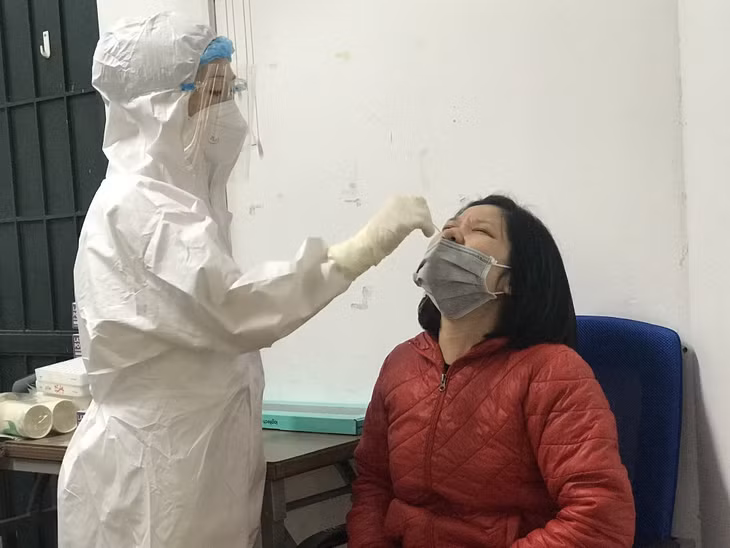 Lấy mẫu xét nghiệm sàng lọc COVID-19 người vào khám chữa bệnh tại Bệnh viện Phụ sản TW Ảnh: Thái Bình