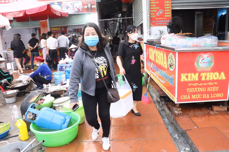 Nhiều thực phẩm thiết yếu được người dân mua lượng lớn để sử dụng trong dịp Tết.