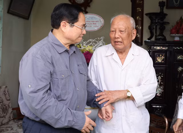 Thủ tướng thăm, chúc Tết đồng chí Lê Phước Thọ, nguyên Uỷ viên Bộ Chính trị, nguyên Trưởng Ban Tổ chức Trung ương. Ảnh: VGP/Nhật Bắc