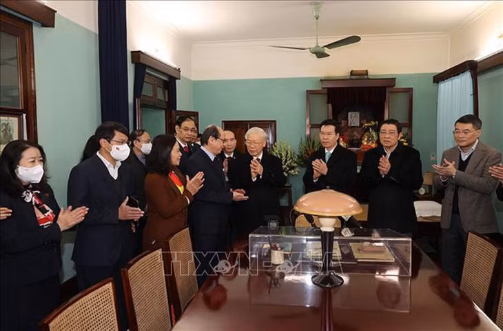 Tổng Bí thư Nguyễn Phú Trọng nói chuyện với cán bộ, nhân viên Khu di tích Chủ tịch Hồ Chí Minh ở Phủ Chủ tịch.