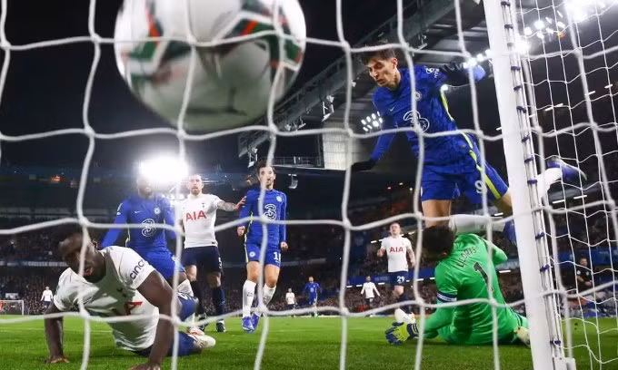 Havertz chọc thủng lưới Tottenham ngay phút thứ năm, tạo điều kiện để Chelsea làm chủ trận đấu. Ảnh: REX.