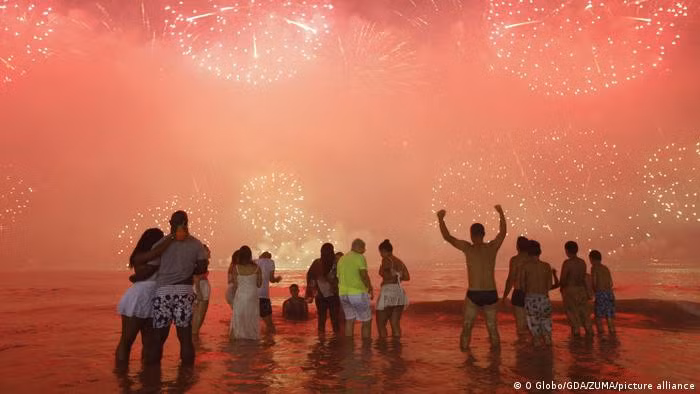 Rio de Janeiro sẽ đón năm mới với màn trình diễn pháo hoa nổi tiếng thế giới trên bãi biển Copacabana. Thành phố cũng tổ chức bắn pháo hoa ở 9 địa điểm khác. Thị trưởng của thành phố cho rằng đám đông lớn ở ngoài trời hầu như không có nguy cơ lây nhiễm.