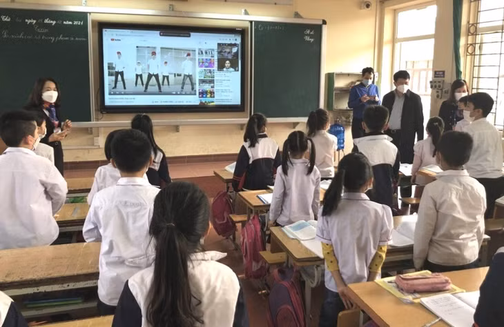 Lãnh đạo TP Hạ Long và phường Giếng Đáy kiểm tra công tác phòng chống dịch tại Trường Tiểu học Lý Thường Kiệt.