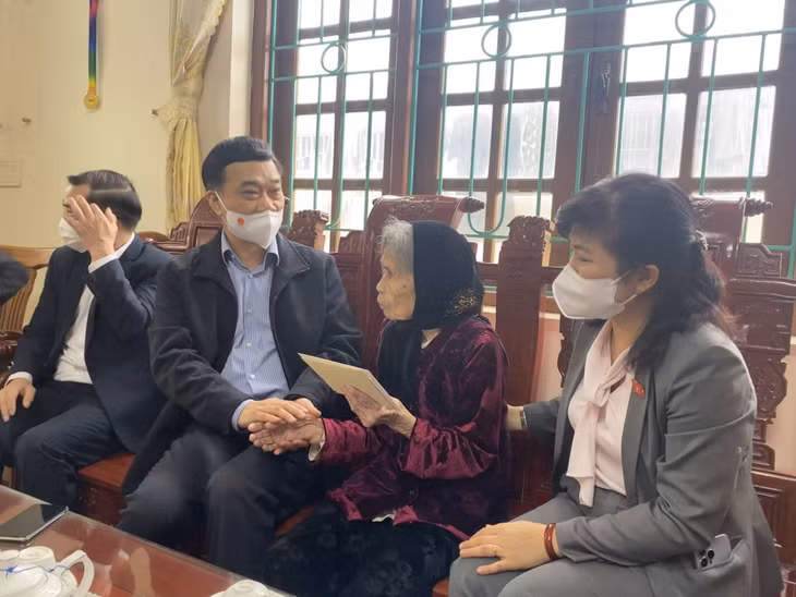 Đồng chí Vũ Hồng Thanh, Chủ nhiệm Ủy Ban Kinh tế Quốc hội thăm tặng quà Mẹ Việt Nam anh hùng Nguyễn Thị Phúc tại phường Hà Khẩu, TP Hạ Long