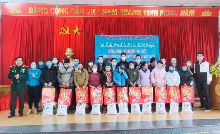 Đoàn công tác Sở NN&amp;PTNT tỉnh tặng quà Tết cho các hộ nghèo xã Thanh Sơn.