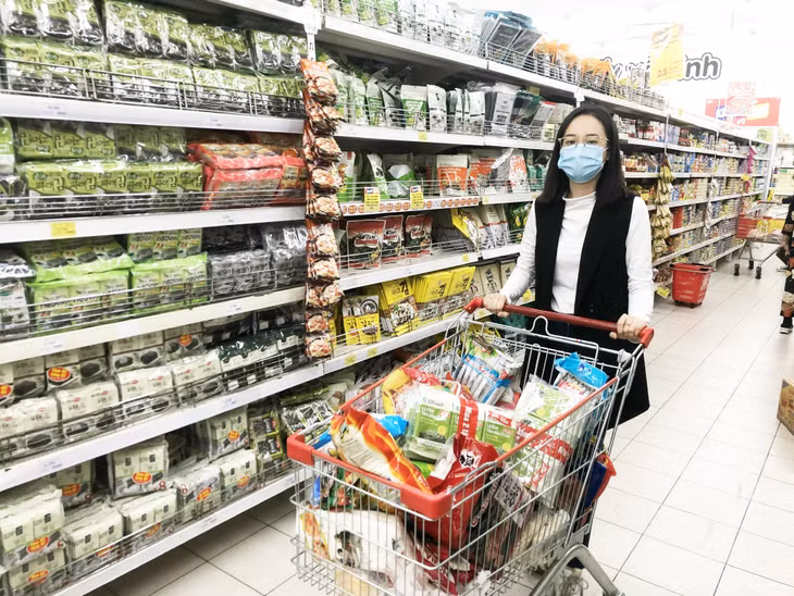 Chị Đoàn Thảo Ngân, phường Giếng Đáy, TP Hạ Long tới mua sắm Tết tại siêu thị GO! Hạ Long.