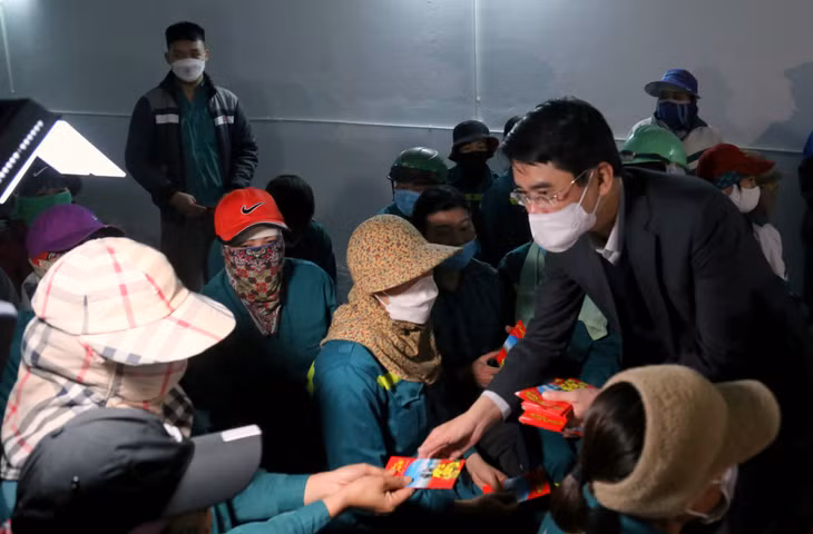 Đồng chí Phạm Văn Thành lì xì năm mới cho công nhân vệ sinh môi trường làm nhiệm vụ trực Tết.