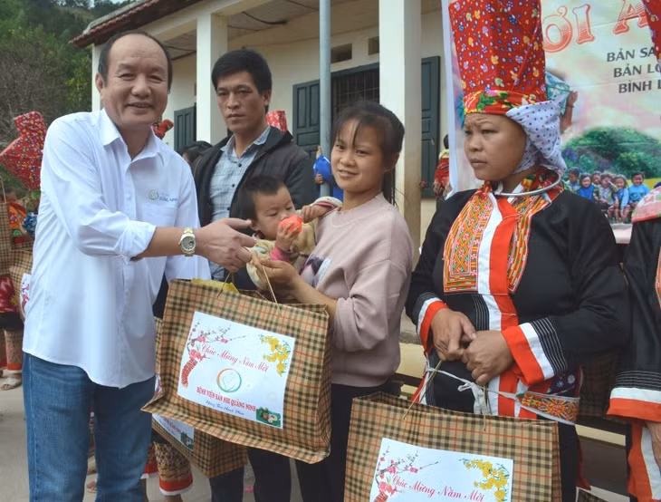 Hàng năm, bác sĩ Nguyễn Quốc Hùng đều kêu gọi cán bộ, y, bác sĩ Bệnh viện và các nhà hảo tâm tặng quà cho người dân vùng cao có hoàn cảnh khó khăn.
