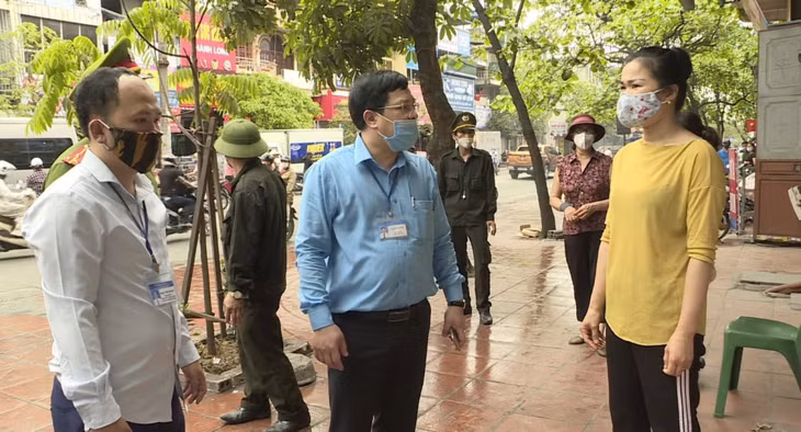 Lực lượng chức năng phường Cao Xanh tuyên truyền, nhắc nhở người dân kinh doanh không lấn chiếm vỉa hè, hành lang ATGT, vi phạm TTĐT.