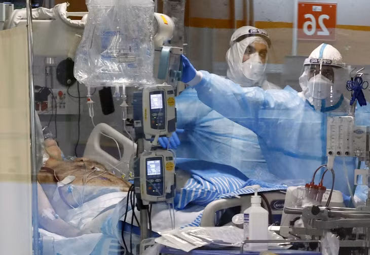 Nhân viên y tế điều trị cho bệnh nhân COVID-19 tại bệnh viện ở Tel Aviv, Israel. Ảnh: AFP/TTXVN