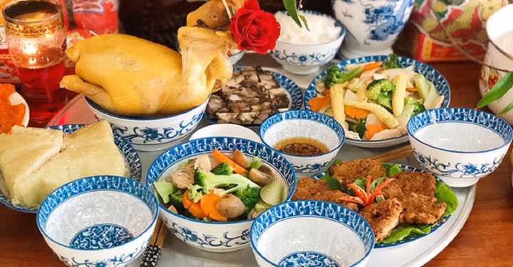 Lễ cúng tất niên thường được tiến hành vào ngày 29 hoặc 30 Tết.