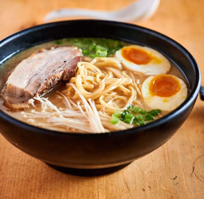 Tonkotsu ramen, Nhật Bản Đây là một trong những món mì ra men nổi tiếng nhất xứ sở mặt trời mọc. Tonkotsu ramen có nước dùng màu trắng nhạt, được hầm từ xương heo và mỡ. Món ăn có vị ngậy như sữa, đậm đà và ngọt lịm. Sợi mì của món này thường khá nhỏ để thực khách có thể cảm nhận được cả hai thứ trong cùng một bát: mì và nước dùng. Ảnh: Glebe Kitchen