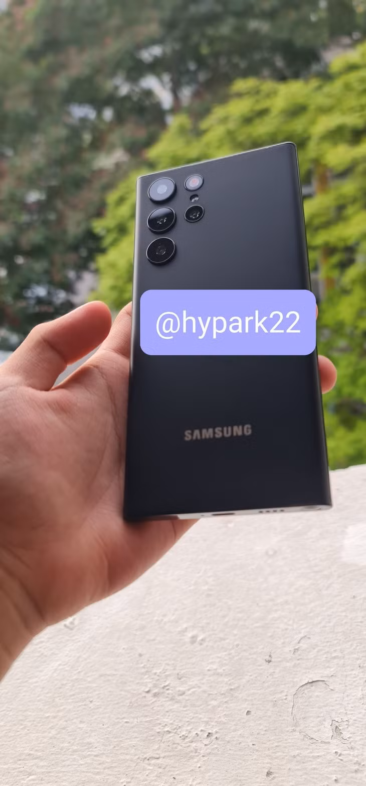 Galaxy S22 Ultra tuyệt đẹp xuất hiện ngoài đời thực