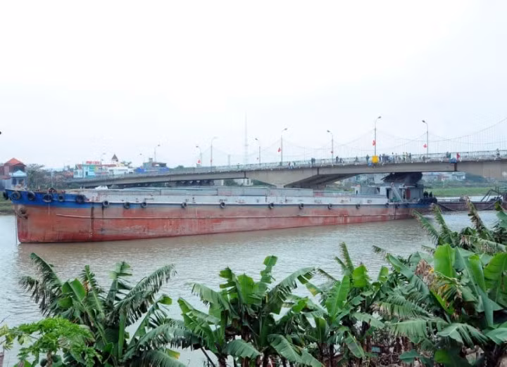 Tàu chở xi măng đâm nứt dầm cầu Thái Bình.