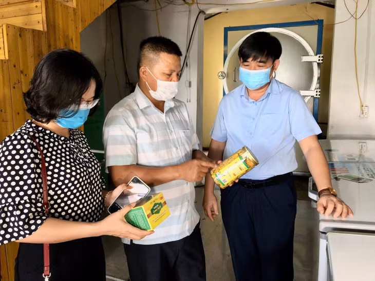 Cán bộ Sở KH&amp;CN trao đổi với doanh nghiệp về phát triển thương hiệu trà hoa vàng Ba Chẽ.
