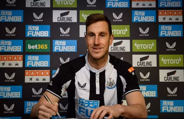 Chris Wood chuyển sang đầu quân cho Newcastle.
