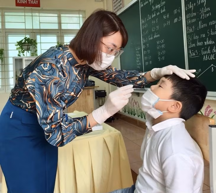 Trường Tiểu học Hạ Long test nhanh Covid-19 cho học sinh.