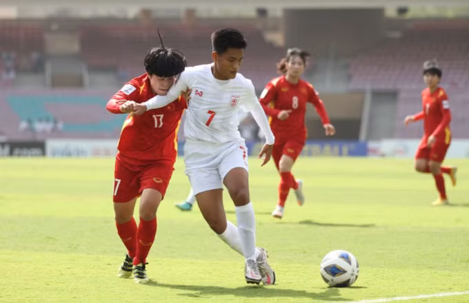 Phương Thảo trong pha truy cản Tun Win Theingi. Ảnh: AFC