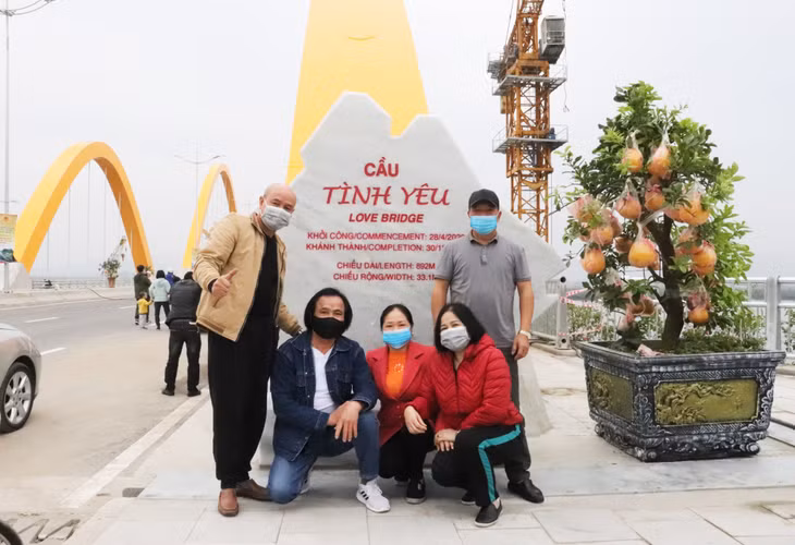 Nhiều gia đình cùng nhau chụp ảnh tại cầu với mong muốn cho một năm no ấm, hạnh phúc và thật nhiều sức khỏe.