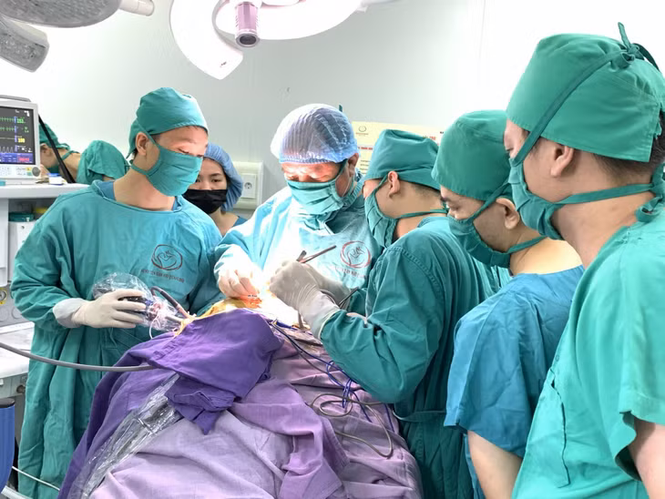 Bác sĩ Nguyễn Quốc Hùng (thứ 2, từ trái sang) phẫu thuật cho bệnh nhân.