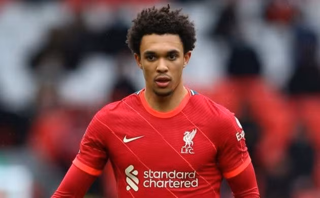 1. Trent Alexander-Arnold (80 triệu euro). Tạm gác lại một mùa giải thăng trầm, ngôi sao trẻ người Anh đã hồi sinh mạnh mẽ trong chặng đường chinh phục danh hiệu mới cùng Liverpool. Hiện tại, Arnold đang dẫn đầu danh sách vua kiến tạo Premier League với 9 đường chuyền thành bàn.