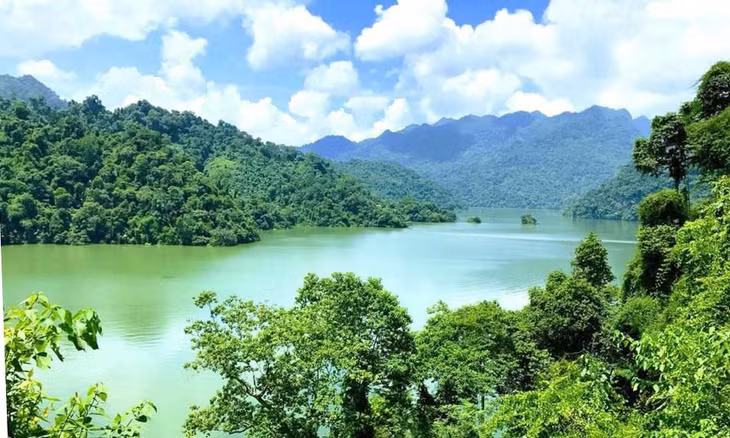Hồ Ba Bể nằm ở trung tâm Vườn Quốc gia Ba Bể, thuộc xã Nam Mẫu, huyện Ba Bể