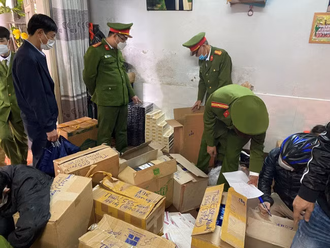 Lực lượng phòng Cảnh sát Kinh tế Công an tỉnh Thừa Thiên-Huế thu giữ số lượng lớn thuốc lá điếu nhập lậu do đối tượng Tuấn mua bán, tàng trữ.
