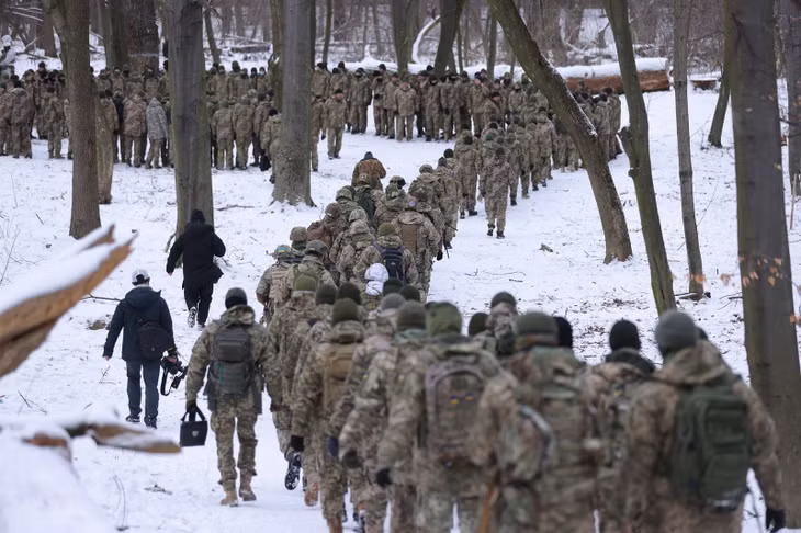 Một đơn vị dân sự Phòng vệ Lãnh thổ tham gia huấn luyện ở Kiev, Ukraine ngày 22/1/2022. Ảnh: Reuters