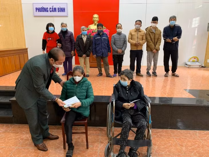 Đại diện Hiệp hội Doanh nghiệp TP Cẩm Phả trao quà cho hộ có hoàn cảnh khó khăn trên địa bàn phường Cẩm Bình.