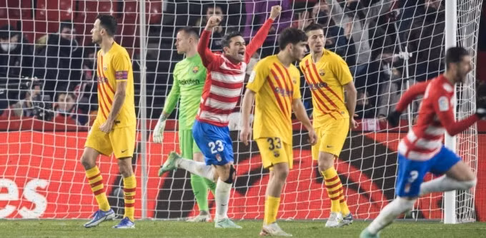 Cầu thủ Barca thất vọng sau khi thủng lưới ở phút 89 trên sân Los Carmenes hôm 8/1. Ảnh: Mundo Deportivo