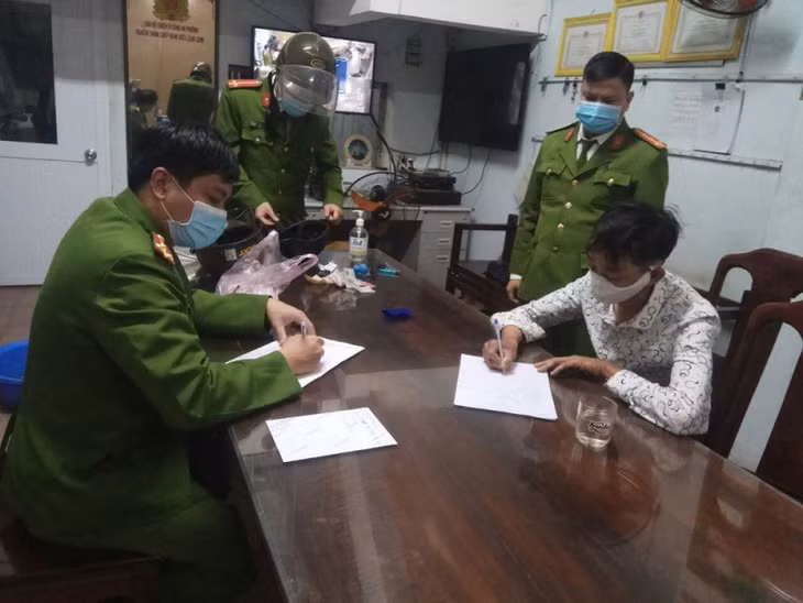 Công an đấu tranh, lấy lời khai đối tượng Vũ.