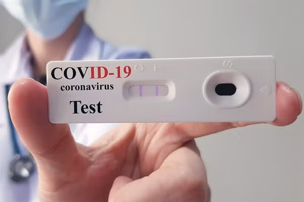 Có cần tiêm liều vắc xin thứ 4 khi Omicron lây lan mạnh?