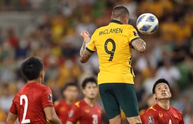 Jamie Maclaren ghi bàn mở tỷ số cho Australia.