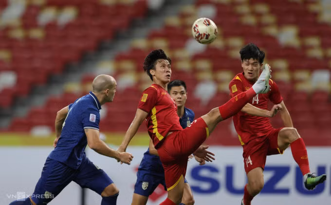 Quế Ngọc Hải tranh chấp khi Việt Nam thua Thái Lan 0-2 ở lượt đi bán kết AFF Cup 2020. Ảnh: Leo Shengwei