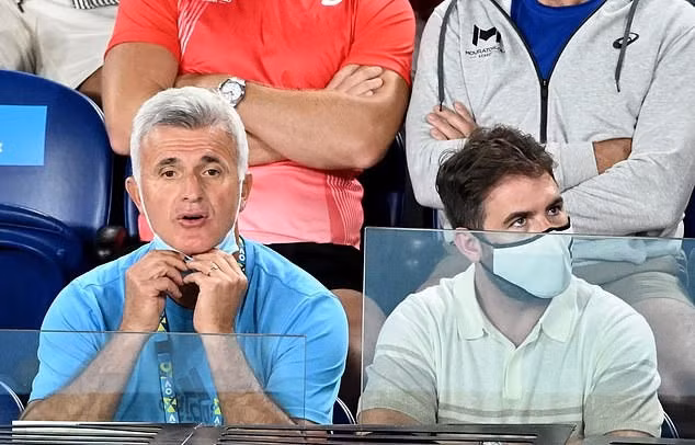 Medvedev cáo buộc huấn luyện viên cũng là cha của Tsitsipas đã có những chỉ dẫn cho con mình ở giữa trận đấu. Ảnh: EPA
