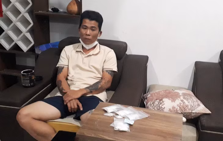 Phan Văn Dương và tang vật ma túy bị thu giữ.
