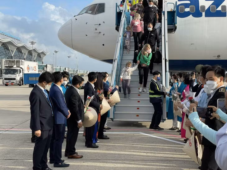 Đón những vị khách quốc tế từ Nga đến Khánh Hòa.