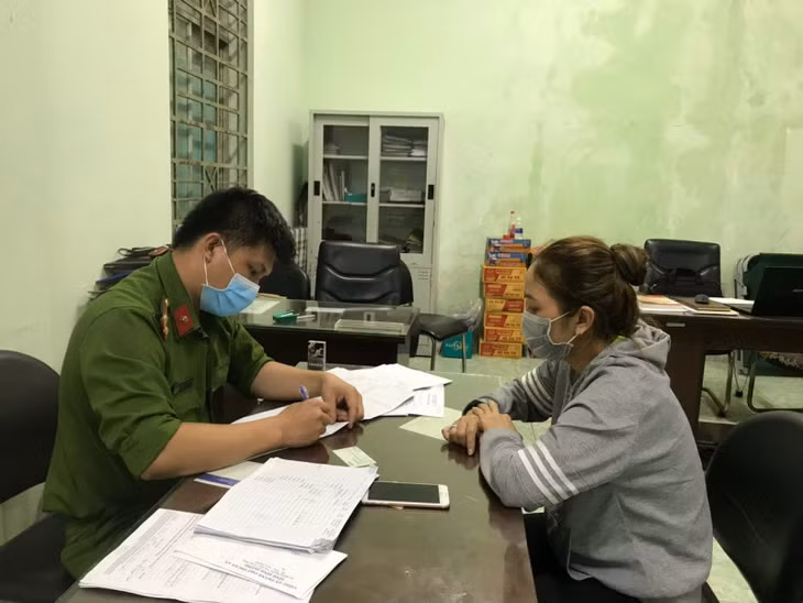 Cán bộ Công an lấy lời khai đối tượng Thảo Nguyên.
