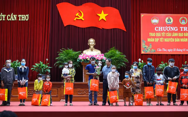 Thủ tướng tặng quà các hộ nghèo, hộ có hoàn cảnh khó khăn tại TP. Cần Thơ. Ảnh: VGP/Nhật Bắc