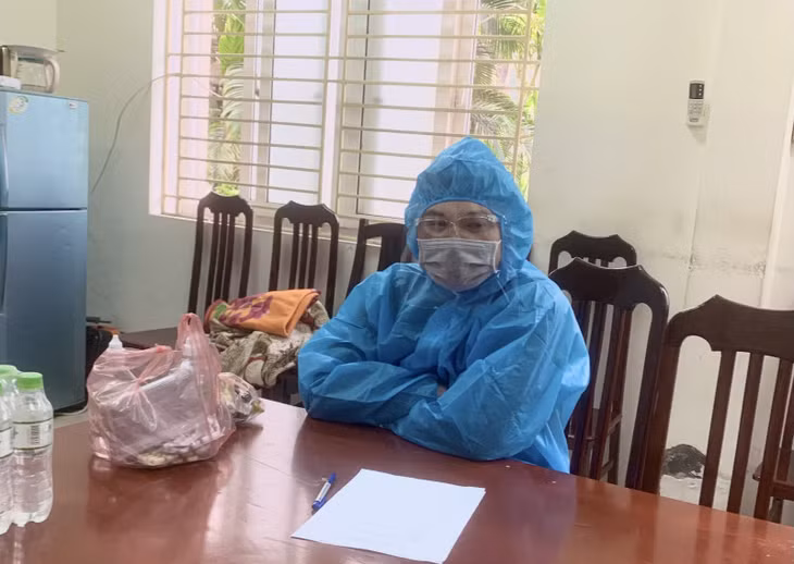 Đối tượng Đỗ Ngọc Tú được Công an quận Nam Từ Liêm trang bị trang phục bảo hộ phòng dịch và một số loại thuốc hỗ trợ điều trị dịch COVID-19 sau khi bị bắt giữ.