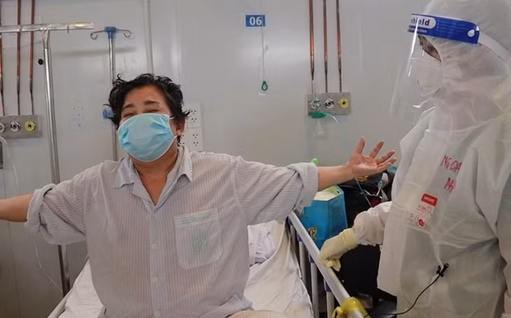 Tập hít vào sâu, thở ra chậm cùng tập cử động tay chân giúp phục hồi phổi.