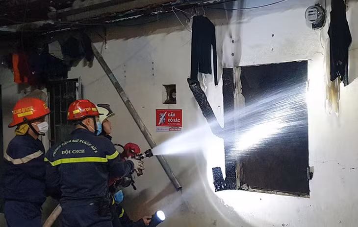 Lực lượng cứu hỏa nỗ lực dập lửa.