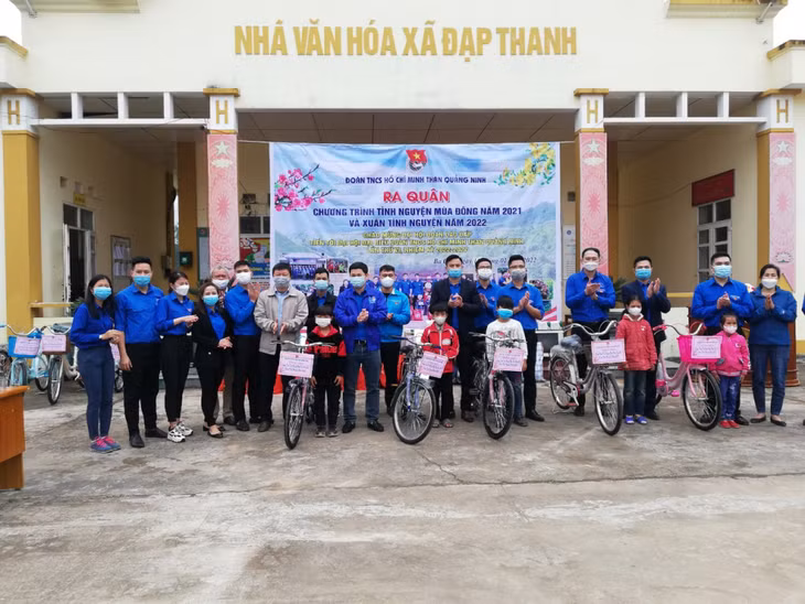 Trao 20 chiếc xe đạp cho học sinh có hoàn cảnh khó khăn, học sinh giỏi vượt khó.