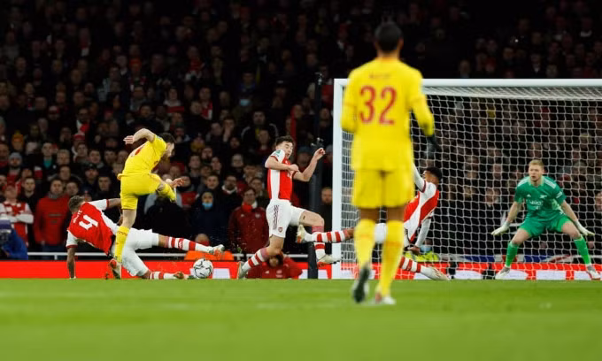 Jota trong tình huống ghi bàn mở tỷ số cho Liverpool. Ảnh: Sun &amp; Guardian