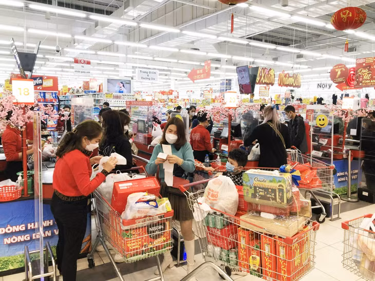 Hàng hoá phong phú đáp ứng nhu cầu ngày Tết cho các gia đình.
