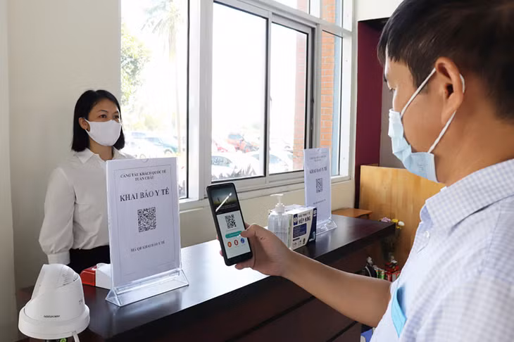 Du khách khai báo y tế trước khi xuống tàu tham quan Vịnh Hạ Long.